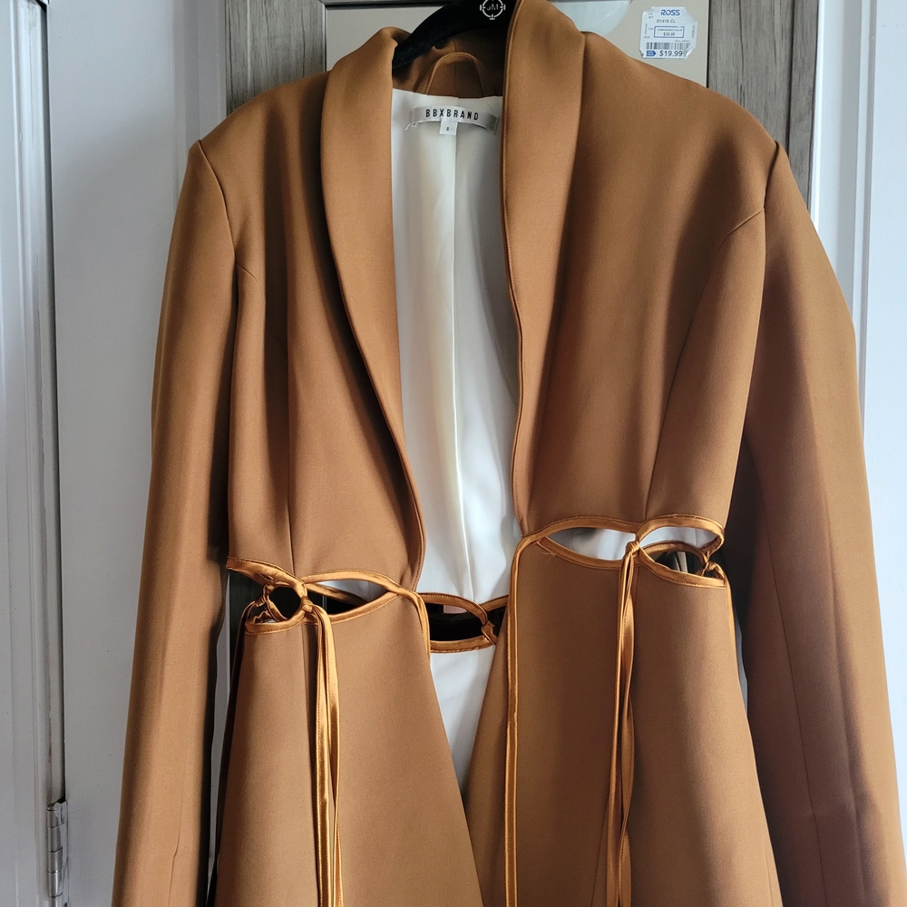 A Beautiful Fully Detailed Brown Blazer By A Designer Out Of The Uk